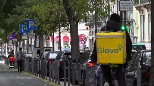 Glovo Călăreț Livratorul Bicicletă Livra Comandă Lisabona Serviciul Livrare Aplicațiilor — Videoclip de stoc