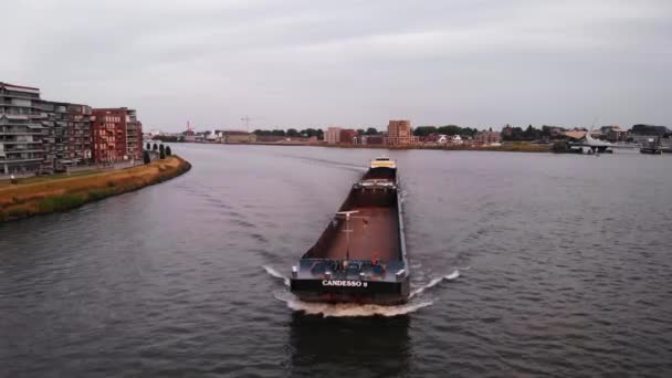 Vackert Skott Candesso Cargo Ship Ändra Riktning Mot Port Shore — Stockvideo