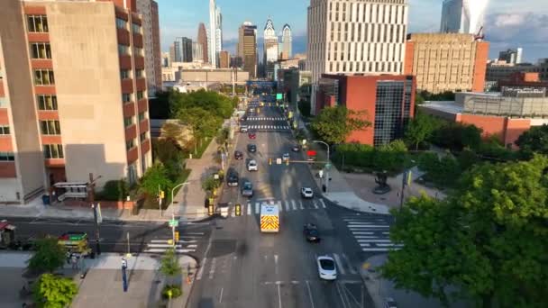 宾夕法尼亚州费城市街道上的救护车空中跟踪镜头 城市生活和医疗紧急情况主题 — 图库视频影像