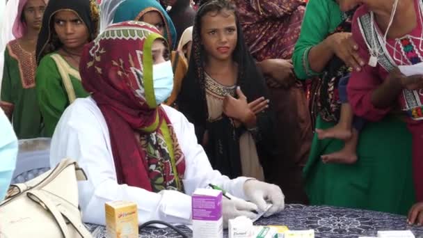 Médica Mesa Campo Socorro Inundações Ajudar Pessoas Sindh Movimento Lento — Vídeo de Stock