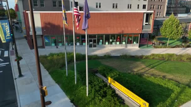 Slow Motion Aerial Rising Shot Drexel University Banner Flag Sign — Vídeo de Stock