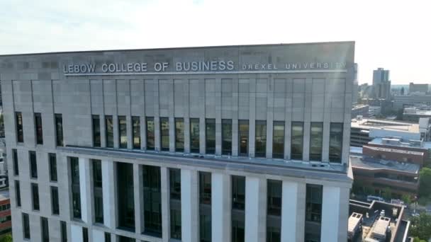 德雷克塞尔大学Lebow商学院的空中轨道视图 大学校园里的阳光照在镜头上 宾夕法尼亚州费城的大型私立高等教育机构 — 图库视频影像