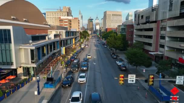 Luftaufnahmen Auf Einer Belebten Einbahnstraße Der Stadt Philadelphia Skyline Einem — Stockvideo