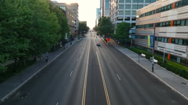Задняя Воздушная Тележка Снятая Над Широкой Центральной Улицей Филадельфии Пустая — стоковое видео