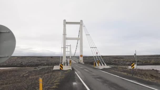 Pequeño Puente Islandia Rural Con Video Gimbal Caminando Hacia Adelante — Vídeo de stock