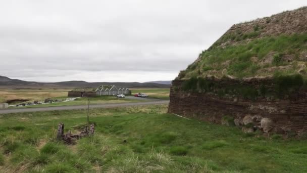 Maisons Gazon Islande Avec Vidéo Panoramique Gauche Droite — Video