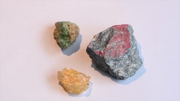 Drie Kleurrijke Stenen Gevonden Zwitserse Alpen Hoge Bergen Een Rode — Stockvideo