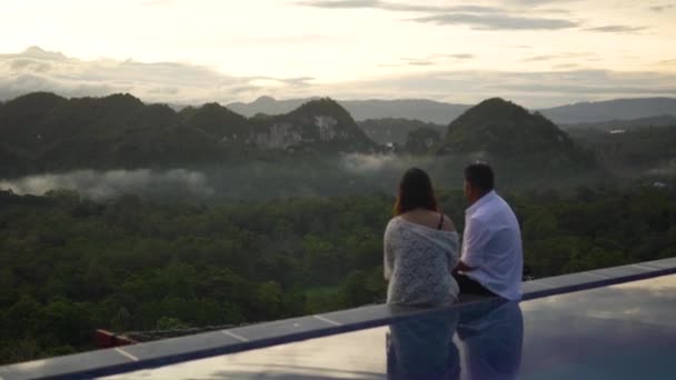 Couple Profitant Moments Sur Une Vue Panoramique Sur Montagne Baisers — Video