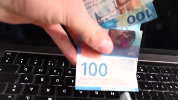 Użytkownik Laptopa Pokazuje Banknoty Zyski Line Internecie Jego Bocznej Zgiełku — Wideo stockowe