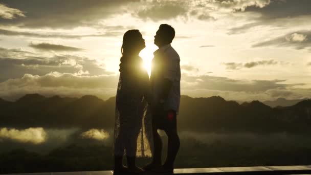 Silhouette Romantic Couple Kissing — Stock Video