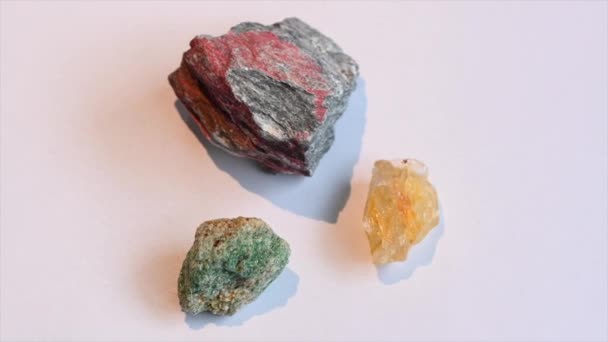 Trzy Kolorowe Kamienie Szwajcarskich Alp Blisko Siebie Czerwony Zielony Żółty — Wideo stockowe
