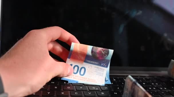 Usuario Computadora Muestra Billetes 100 Dólares Beneficios Que Hizo Línea — Vídeo de stock