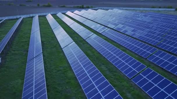罗马尼亚拉查里农村大型太阳能发电系统安装 落日空中倾斜射击在农村地区 — 图库视频影像