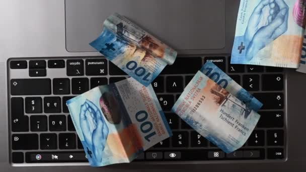 Widok Góry 100 Dolców Banknotów Klawiaturze Laptopa Zysk Internecie Biznesu — Wideo stockowe