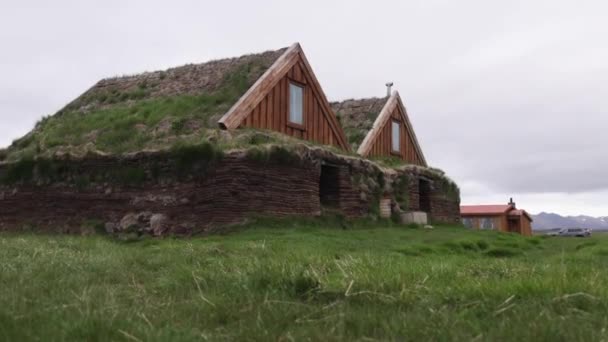 Casas Césped Edificios Islandia Con Cardán Avanzando — Vídeos de Stock