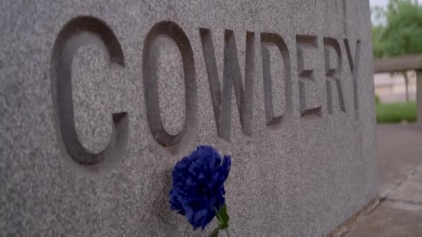Großaufnahme Von Cowderys Namen Auf Seinem Grab Und Grabstein Eines — Stockvideo