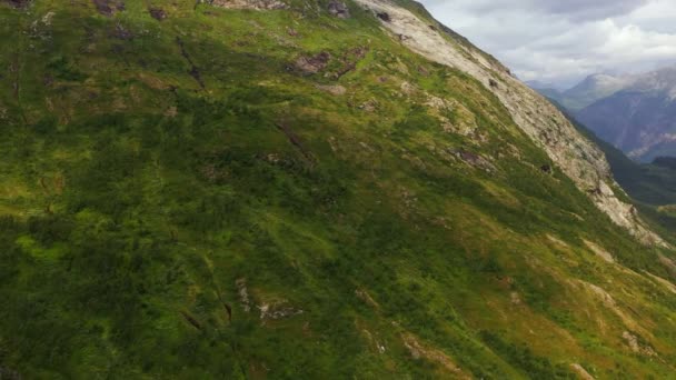 Luchtfoto Van Wolkenschaduwen Die Een Mossige Bergwand Het Zonnige Noorwegen — Stockvideo