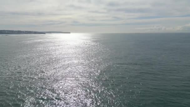 Voo Sobre Mar Oceano Com Reflexos Solares Pela Manhã Horizonte — Vídeo de Stock