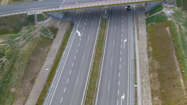 Flygfoto Över Bron Över Motorvägen Flyger Framåt Över Körfält — Stockvideo