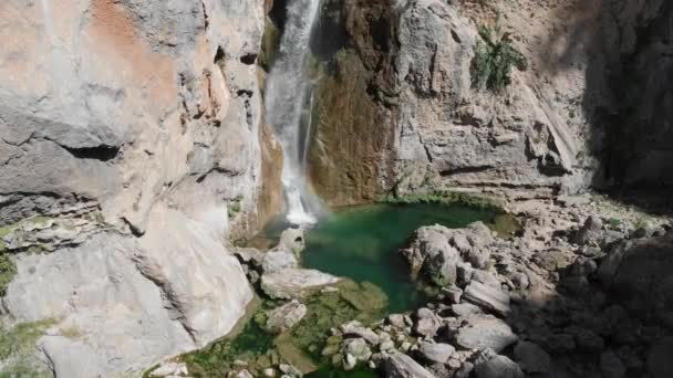 Prise Vue Encore Régulière Zoomant Lentement Lorsque Eau Douce Tombe — Video