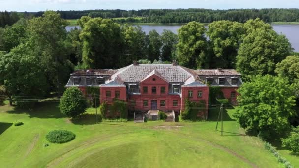 Oude Rode Bakstenen Villa Katvari Letland Antenne Naderend Uitzicht — Stockvideo