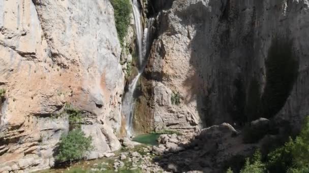 Ascendendo Tiro Cachoeira Remorso Nas Montanhas Como Água Cai Alturas — Vídeo de Stock