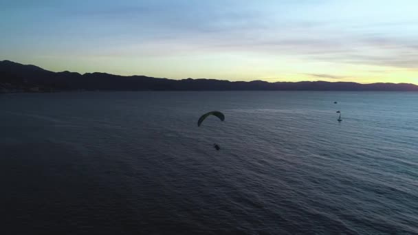 一架旋翼滑翔机在海上飞行后的空中观察 在墨西哥 平底锅 无人驾驶飞机发射了子弹 — 图库视频影像