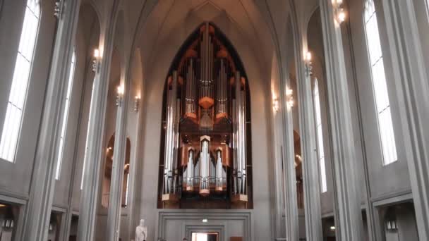 Hallgrmskirkja Iglesia Islandia Reykjavik Islandia Con Video Gimbal Caminando Hacia — Vídeos de Stock