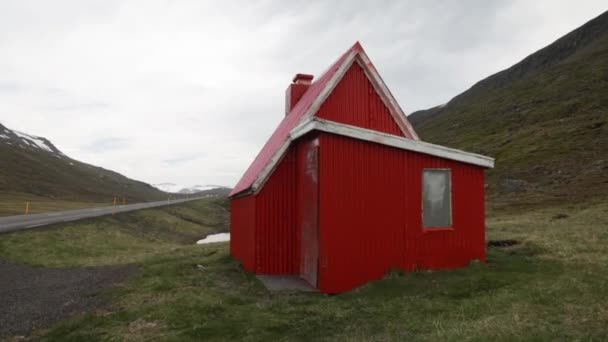 Pequeña Casa Roja Islandia Rural Con Video Gimbal Caminando Hacia — Vídeos de Stock