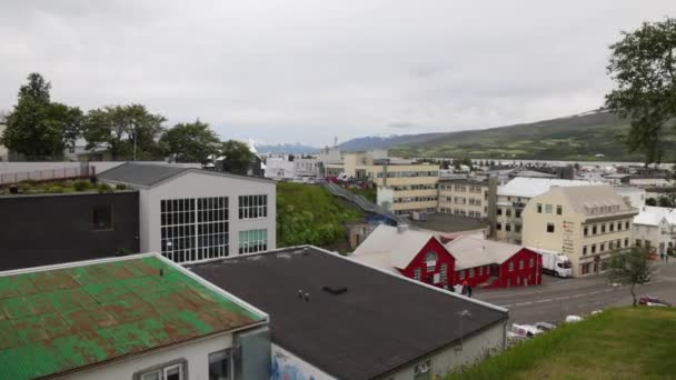 Akureyri Island Viertel Der Innenstadt Mit Videoschwenk Von Links Nach — Stockvideo