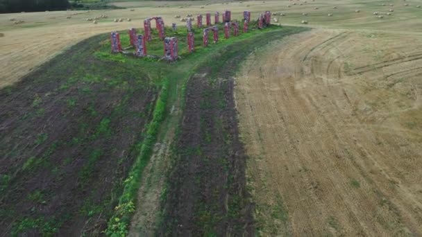 Stonehenge Como Ruínas Celeiro Meio Campo Estabelecedor Aéreo — Vídeo de Stock
