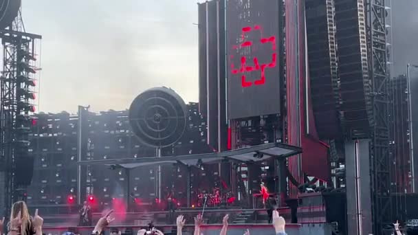 Φορητό Βίντεο Πάνω Από Ένα Πλήθος Υποστηρικτών Μια Συναυλία Rammstein — Αρχείο Βίντεο