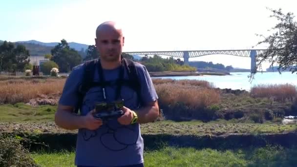 Jarige Mannelijke Drone Piloot Maakt Aanpassingen Inspecteert Recht Naar Camera — Stockvideo