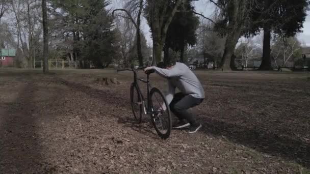 페달을 자전거가 작동하는지 고장이 났는지 확인하는 — 비디오