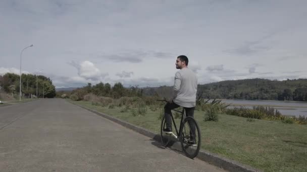 Omul Într Bicicletă Contemplând Peisajul Frumos Curat Mișcare Lentă — Videoclip de stoc