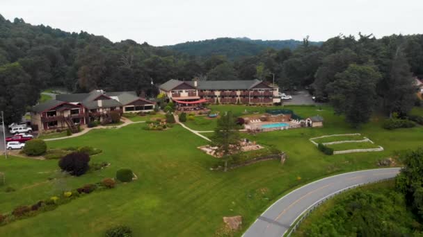 Видео Дрона Курорта Mountainside Resort Маленькой Швейцарии Северная Каролина Летний — стоковое видео