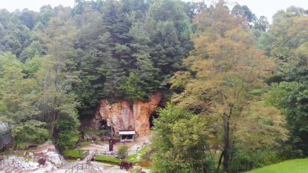 Беспилотное Видео Формате Шахтерской Пещере Изумрудной Деревне Недалеко Маленькой Швейцарии — стоковое видео