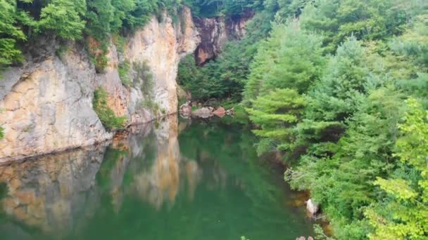 Drone Video Beautiful Mountain Pond Rodeado Árboles Acantilados Emerald Village — Vídeos de Stock