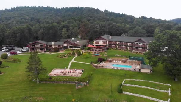 Drone Video Mountainside Resort Little Switzerland Día Verano — Vídeo de stock