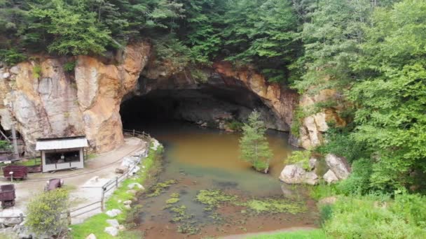 Drohnenvideo Von Minenhöhle Smaragdgrünen Dorf Nahe Der Kleinen Schweiz Sommertag — Stockvideo