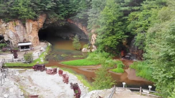 Drohnenvideo Von Höhle Und Wasserfall Smaragdgrünen Dorf Nahe Der Kleinen — Stockvideo