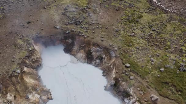 Wznoszący Się Górny Rzut Góry Dół Gotującego Się Geotermalnego Basenu — Wideo stockowe