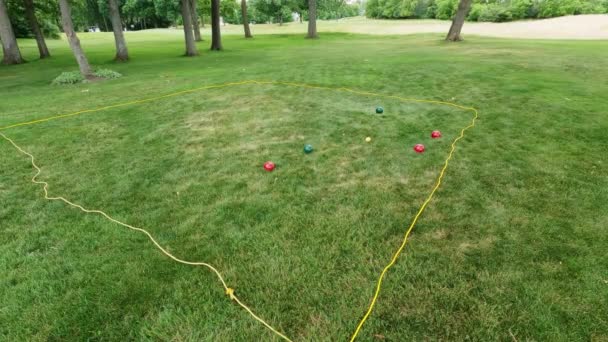 Přehled Záběr Místních Hraje Tradiční Boules Hra Házet Těžké Lesklé — Stock video