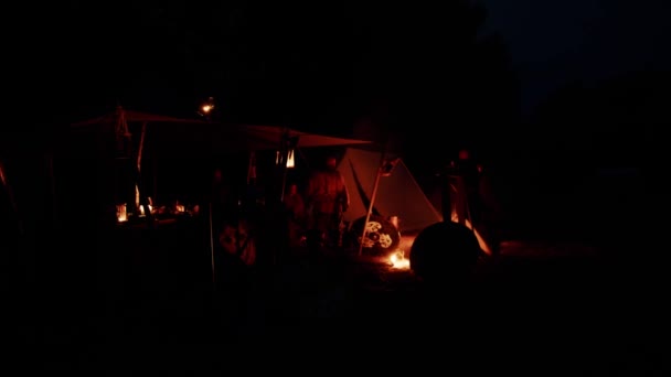 Cavalieri Del Medioevo Che Riposano Una Tenda Campeggio Notte Con — Video Stock