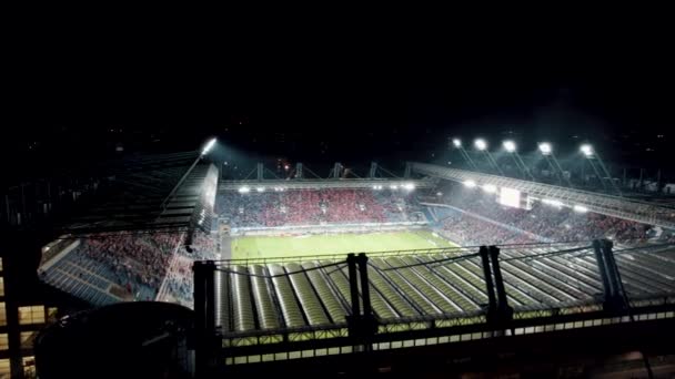 Stadion Pełen Fanów Podczas Meczu Piłki Nożnej Zdjęcia Lotnicze — Wideo stockowe