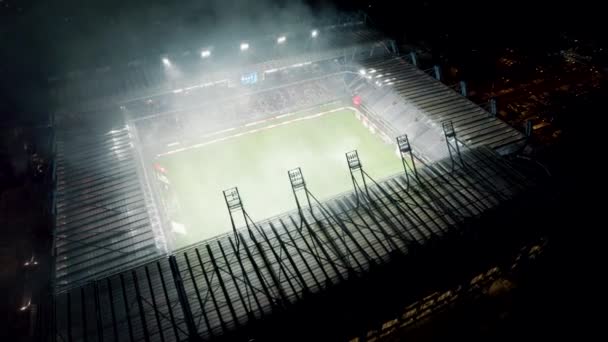 スモークサッカースタジアムの空中ショット 実際の4K映像 — ストック動画