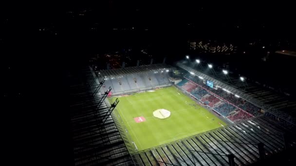 Soportes Estadio Fútbol Medio Vacío Vista Nocturna Proyectores Tiro Aéreo — Vídeos de Stock