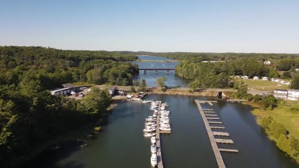 Flygfoto New Meadows River Visar Väg Bro Och Små Småbåtshamnar — Stockvideo