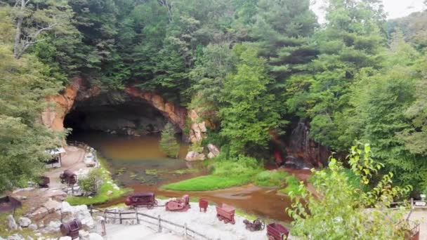 Беспилотное Видео Пещеры Водопада Изумрудной Деревне Недалеко Маленькой Швейцарии Северная — стоковое видео