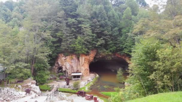 Беспилотное Видео Пещеры Водопада Изумрудной Деревне Недалеко Маленькой Швейцарии Северная — стоковое видео